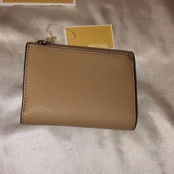 Michael Kors Greenwich Medium Envelope Leather Trifold Wallet Color Camel NWT - Picture 6 of 16